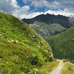 Casa Ucliva - Charming Alpine Getaway In The Heart Of The Swiss Alps Apartamento Rueras