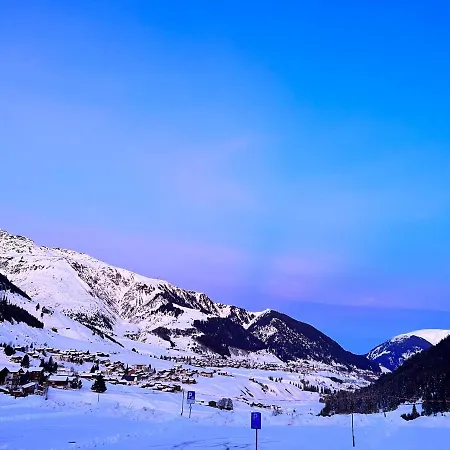 Casa Ucliva - Charming Alpine Getaway In The Heart Of The Swiss Alps Lejlighed Rueras