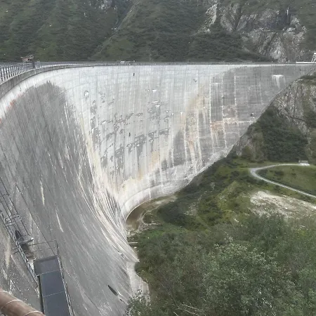 Casa Ucliva - Charming Alpine Getaway In The Heart Of The Swiss Alps Lejlighed Rueras